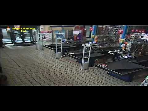 Furto di notte in un supermercato di Forlì, Guardia di finanza arresta 29enne di Ravenna all'interno