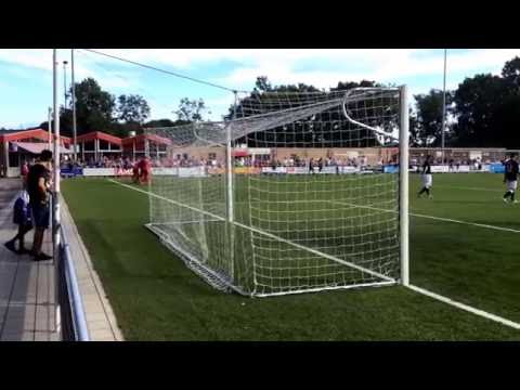 Aan doelpunten geen gebrek bij Zouaven - Zaanlandia. Hier de 3-3 van Davies.