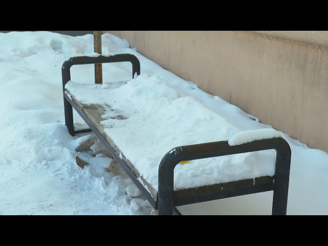 Больше недели пассажиры 28-го маршрута в Ангарске вели настоящую битву со снежными заносами на остановках