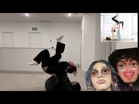 PAAR YOGA-POSITIONEN IM HIGH-ZUSTAND