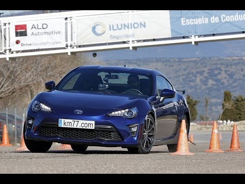 Toyota GT86 2017 – Maniobra de esquiva (moose test) y eslalon | km77.com