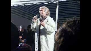 preview picture of video 'Beppe Grillo, comizio a Teramo, riscaldamento'