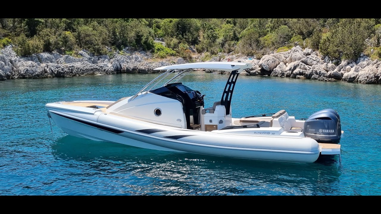 superRIB 30 Cabin chasing superRIB 30 Open&Cabin