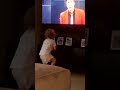 Schattig nondeju! Kleine Kiki danst op Snollebollekes | #shorts