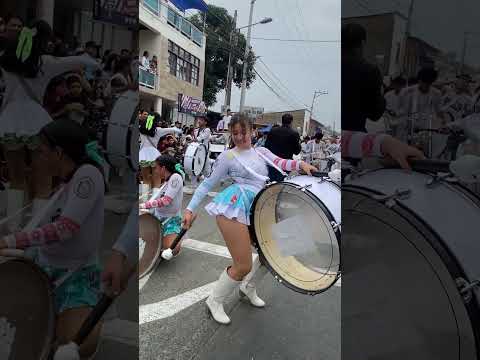 Amy Solorzano tocando banbo #bastoneras #desfile