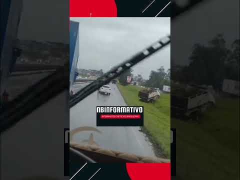Acidente entre dois caminhões na BR 116 em São José dos Pinhais.