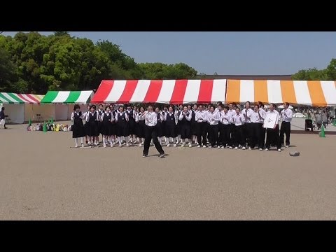 山形県朝日町立朝日中学校の修学旅行中の皆さん　上野公園で合唱を披露