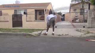 preview picture of video 'Volunteers Join Councilman Felipe Fuentes in Collecting Trash and Cleaning Up Pacoima'