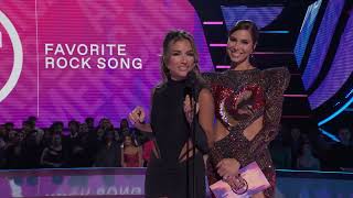 Jessie James Decker and Roselyn Sanchez Present Favorite Rock Song | AMAs 2022
