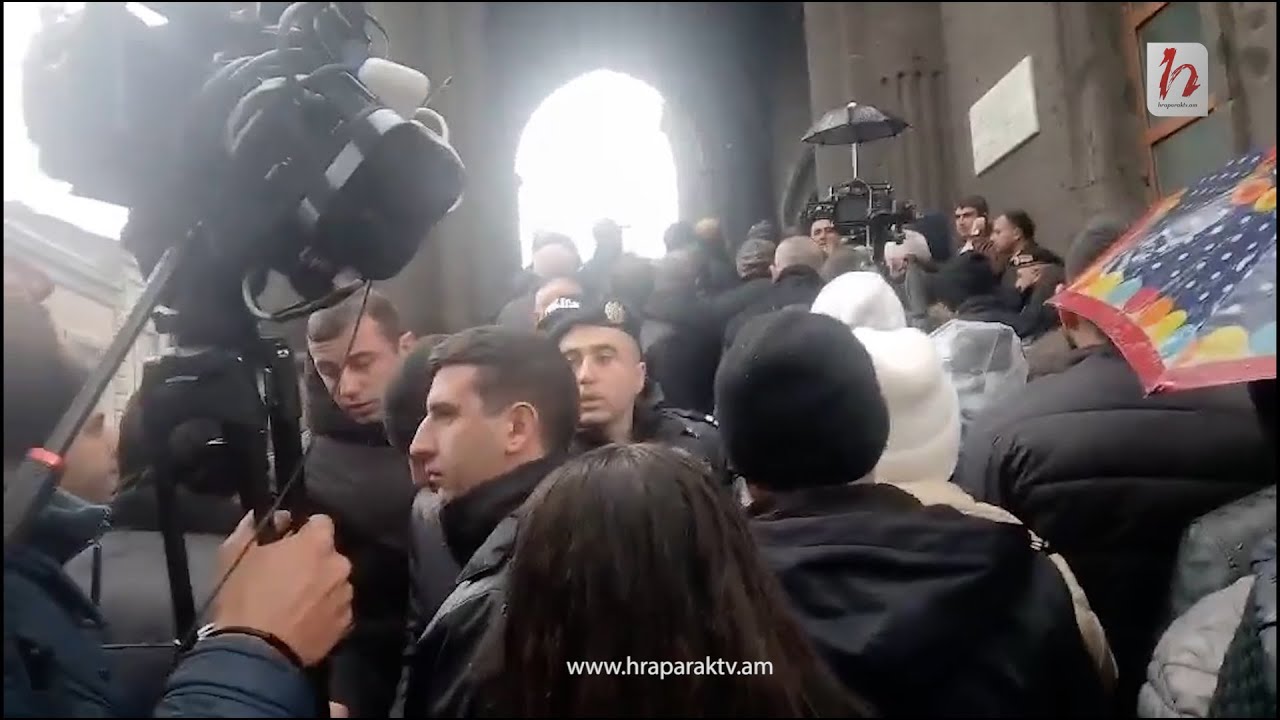 Փաշինյանը ժամանեց Յոթ Վերք․ ժողովրդին հրմշտելով մուտք գործեց եկեղեցի