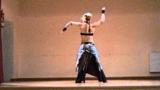 Ingrid from Fakesnake dancing to Kronunspruche 2D by Pentaphobe