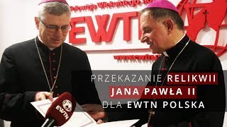 Abp Mokrzycki przekazuje EWTN Polska relikwie Jana Pawła II