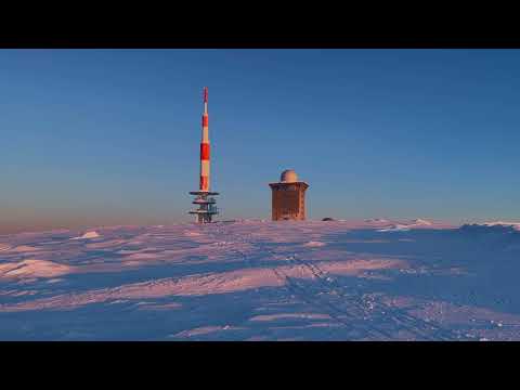 Zauberhafter Winter im Harz. Sonnenaufgang auf dem Brocken.