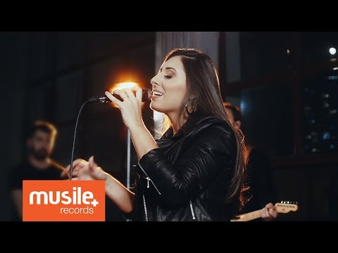 És Adorado video