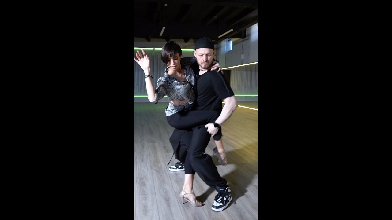 Street Tango. Pavel Sobiray and Sabrina Amuchastegui.