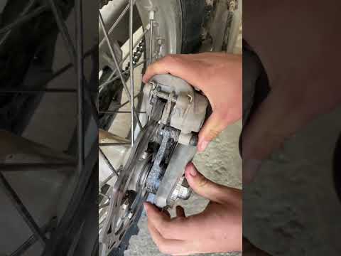 🤓 Did you know about this #dirtbike Hack?                   #shorts #mechaniclife #ktm