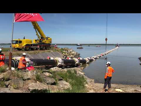 Loire-Atlantique. Mise à l'eau d'une gaine électrique de 270 m à Paimboeuf