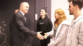 Düzce Belediye Başkanı Dr. Faruk Özlü, Düzce Üniversitesi öğrencilerine sürpriz bir ziyaret yaptı.