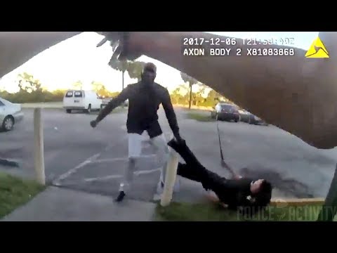 В США агрессивный афроамериканец напал на полицейского и был убит