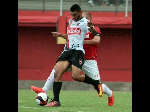 Centroavante Guilherme Tanke