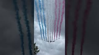 מצעד יום הניצחון בבריטניה עם מעוף מרהיב של #RedArrows #VEDay80