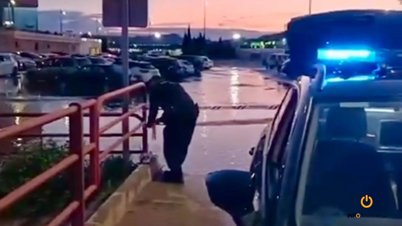 La rotura de una tubería provoca el hundimiento de una zona de parking del polideportivo de Águilas