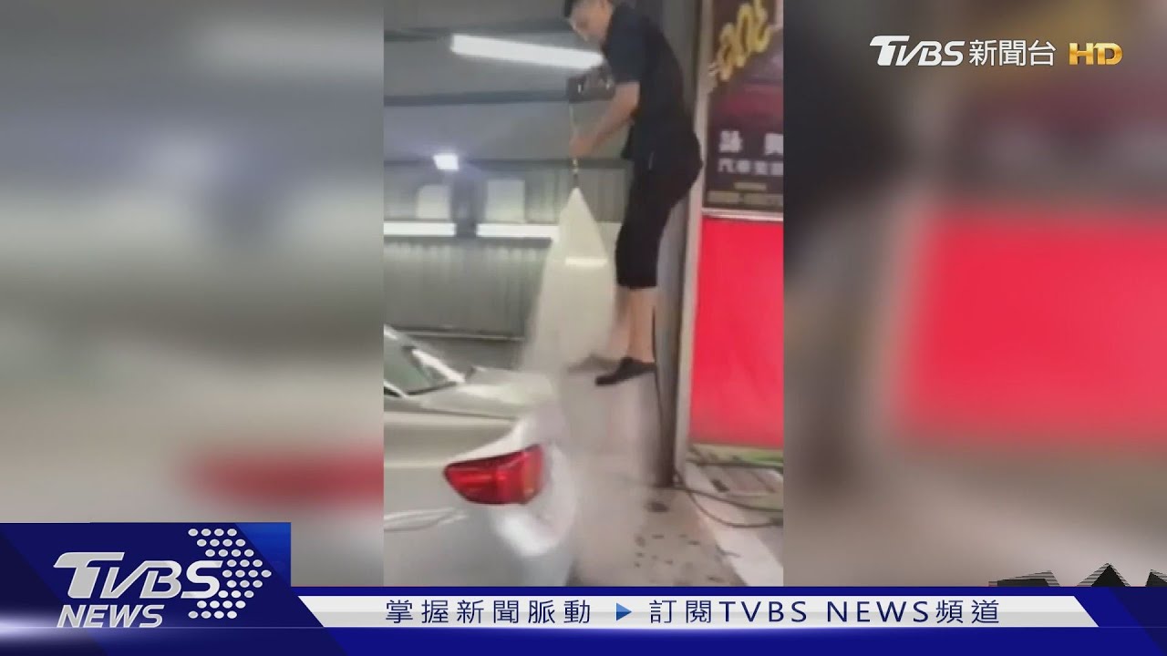學「水上鋼鐵人」一躍！下秒　耍帥不成還跌倒