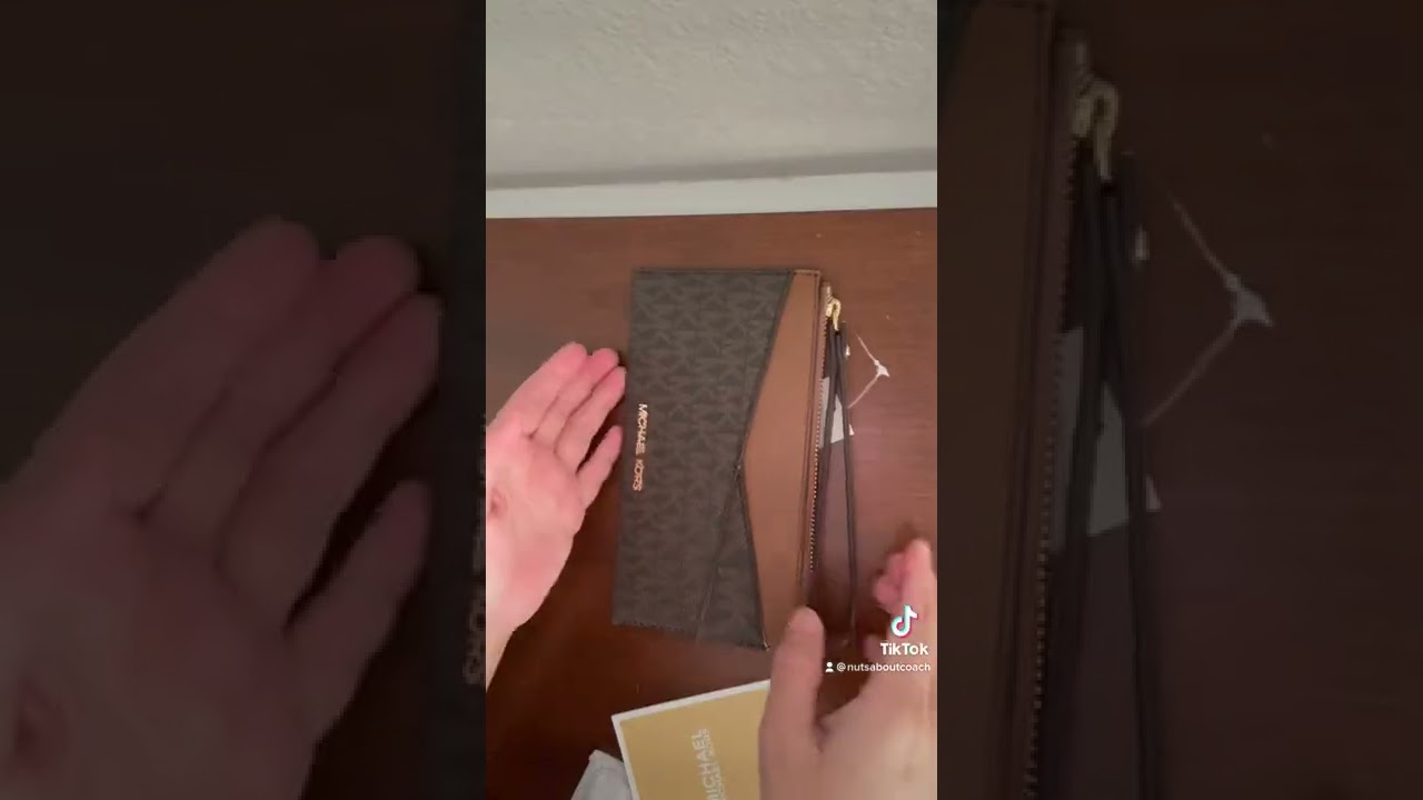 Michael Kors Jet set Medium Logo Crossover Wristlet