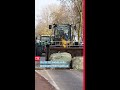 Politie grijpt in bij het boerenprotest. Ze hebben daarbij een shovel ingezet.