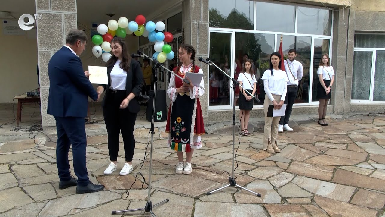 127 абитуриенти изпрати ФСГ "Атанас Буров"