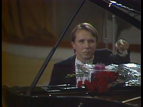 Mikhail Pletnev plays Beethoven Piano Concerto no. 2, op. 19 - video 1990