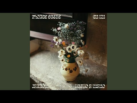 Flores secas en un jarrón hecho a mano