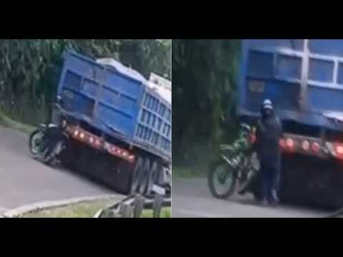 Motocicleta queda incrustada en camión en Jinotega
