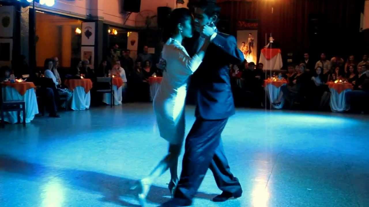 Alejandro Beron y Verónica Vázquez - Bajo el cono azul