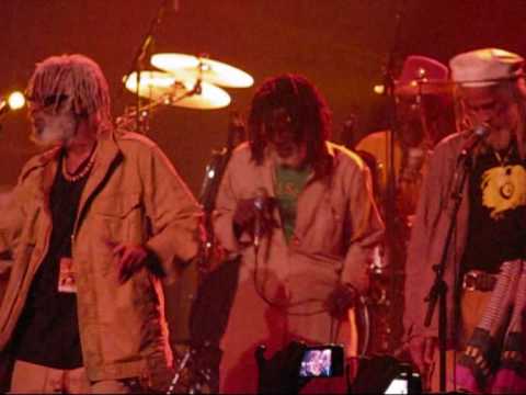 Lee Scratch Perry feat. Max Romeo & The Congos - War in a babylon (live).wmv