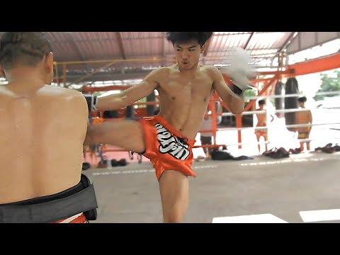 Nut on the pads with Ajarn Pakda | Emerald Muay Thai Gym