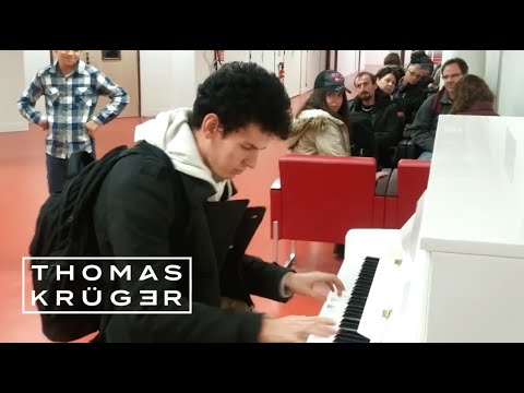 Thomas Krüger – Flashmob Klavier Medley am französischem Airport Paris-Orly