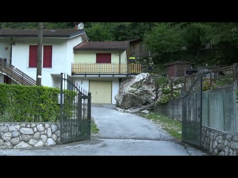 Schievenin, enorme masso sfiora una casa: famiglia evacuata