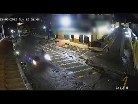 VIRAL | Motoristas provocan aparatosa caída en Suchitepéquez.