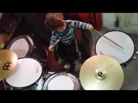 Niño  de 1 año BATERISTA ..INCREIBLE .insolito Systen Of A Down. Drum cover