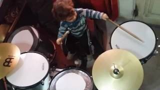 Niño  de 1 año BATERISTA ..INCREIBLE .insolito Systen Of A Down. Drum cover