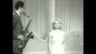 Ina Ray Hutton: Knock Me A Kiss