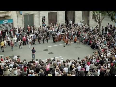 Flashmob av en symfoniorkester på gatorna i Sabadell