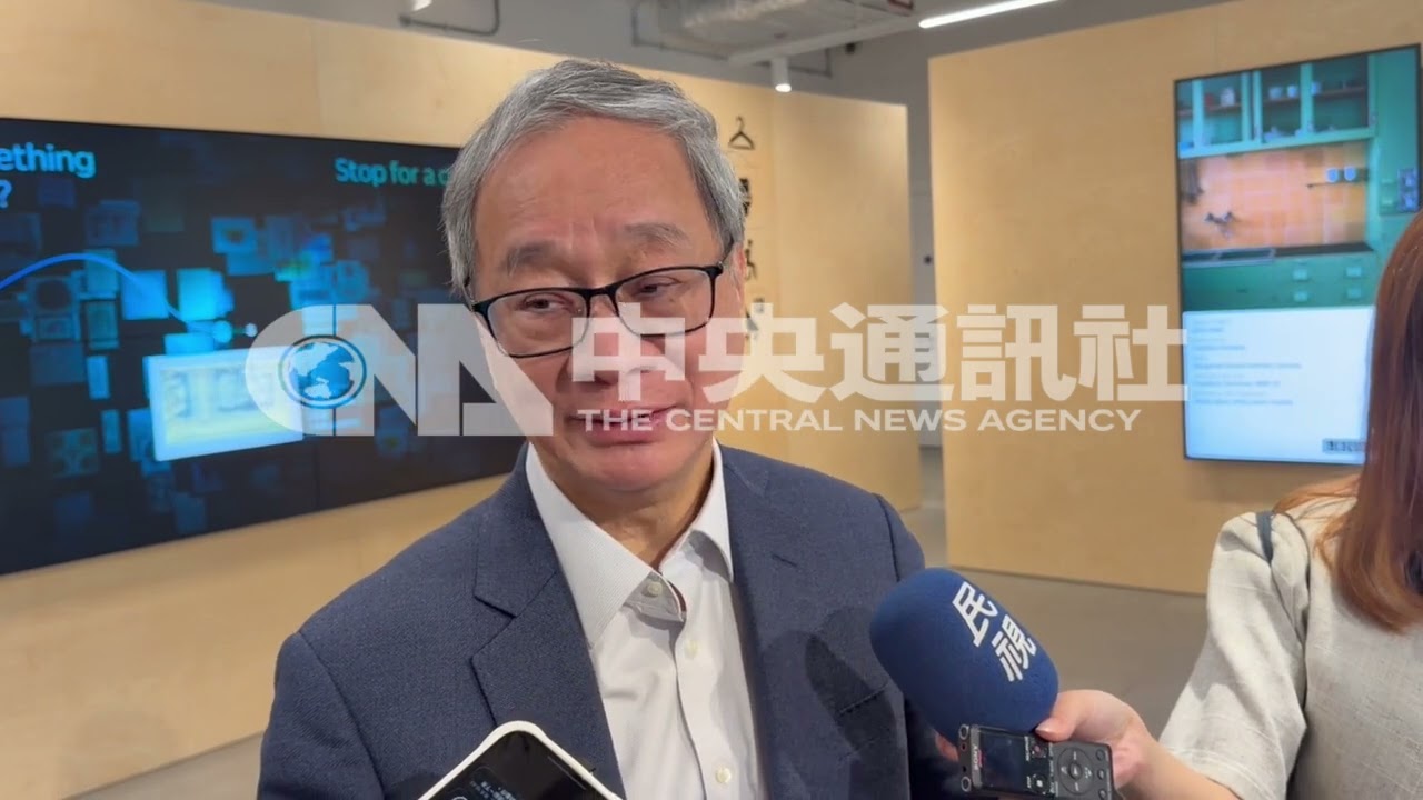 文化部長李遠7日參訪2025年5月正式對外開放的維多利亞與亞伯特博物館東儲藏庫（V&A East Storehouse），參訪後表示博物館全面打開庫房，提供觀眾接觸國家典藏，「這是一場博物館的革命」。