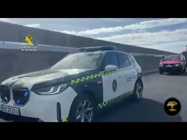 La Guardia Civil escolta a los ocupantes del MV HONDIUS desde el puerto de Granadilla al aeropuerto
