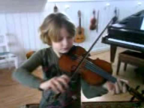 Noomi har lärt sin kompis Sanna spela fiol