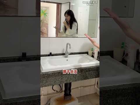 把卫生间的水换成可乐喷泉，姐姐洗脸被可乐喷一脸，太好笑了！ #funny #搞笑 #整蛊 #comedy #农村生活