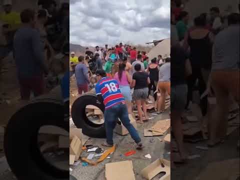 Caminhão capota na BR 116, próximo a Icó, #ceará e populares saqueiam carga de pneus e câmaras de ar