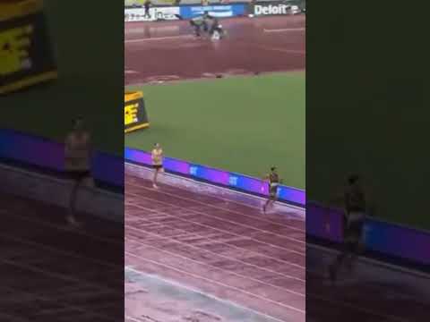Wayde van Niekerk runs 43.2 in heavy rain
