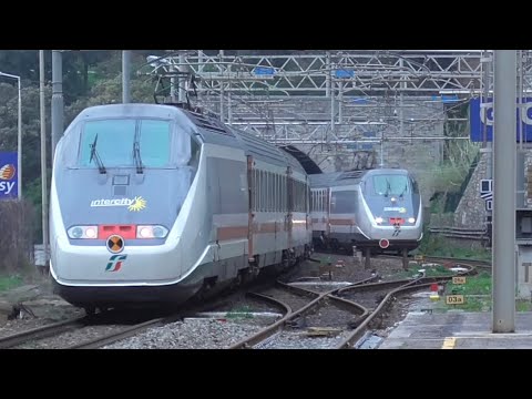 Treni in transito, arrivo e partenza nella stazione di Genova Quarto dei Mille